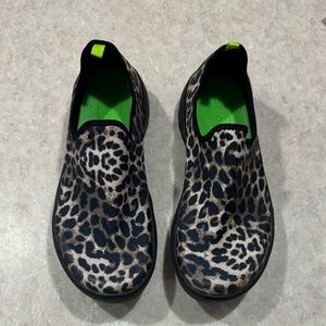 OOFOS OOMG eeZee Low Recovery Leopard Print Shoes size 9 but runs a bit small